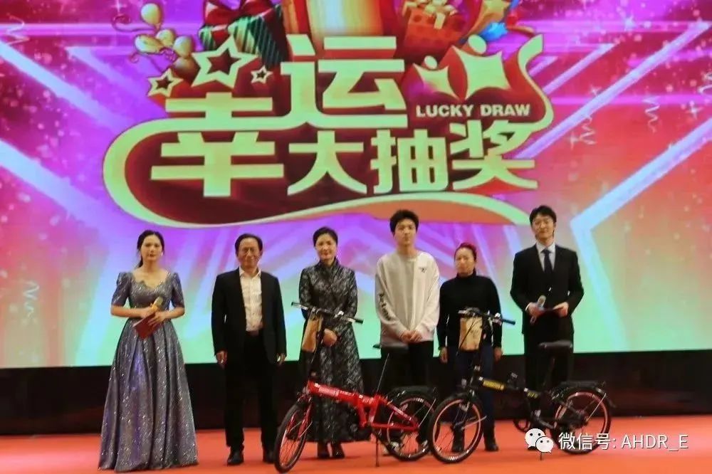 董事長(zhǎng)王青、總經(jīng)理劉琴芳頒發(fā)一等獎(jiǎng)