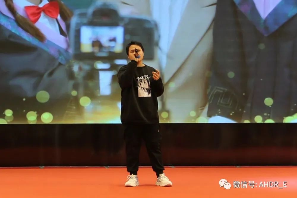 獨(dú)唱《不說(shuō)再見》