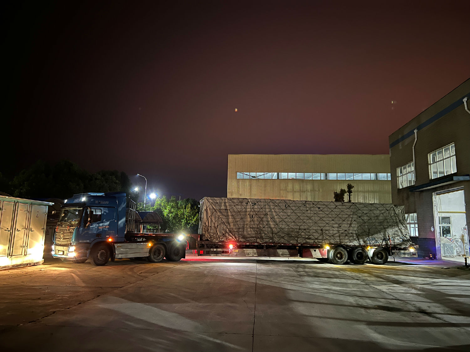 整裝待發(fā)的貨車 整裝待發(fā)的貨車