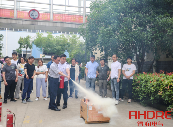 青總現(xiàn)場(chǎng)消防演練.jpg 青總現(xiàn)場(chǎng)消防演練.jpg