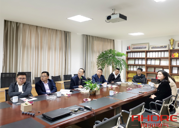 會(huì)議交流中.jpg 會(huì)議交流中.jpg