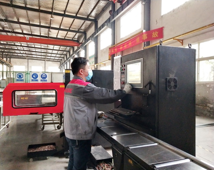 操作人員進(jìn)行銅排加工.jpg 操作人員進(jìn)行銅排加工.jpg