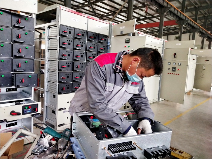 一次員工對(duì)8E單元抽屜進(jìn)行裝配.jpg 一次員工對(duì)8E單元抽屜進(jìn)行裝配.jpg