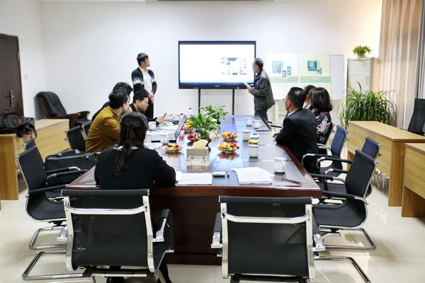 雙方進行會議交談 雙方進行會議交談