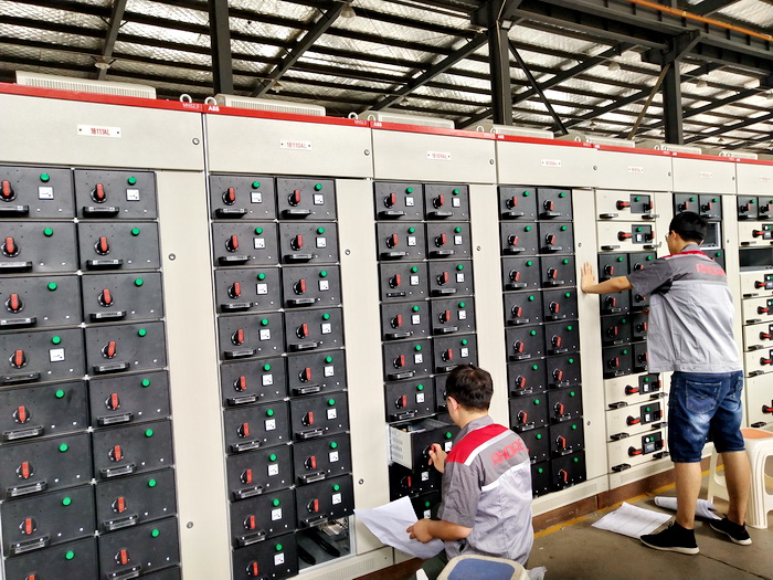 進(jìn)行低壓抽屜柜檢查工作 進(jìn)行低壓抽屜柜檢查工作