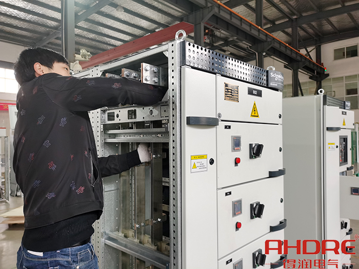 進行Blokset低壓柜的裝配.jpg 進行Blokset低壓柜的裝配.jpg