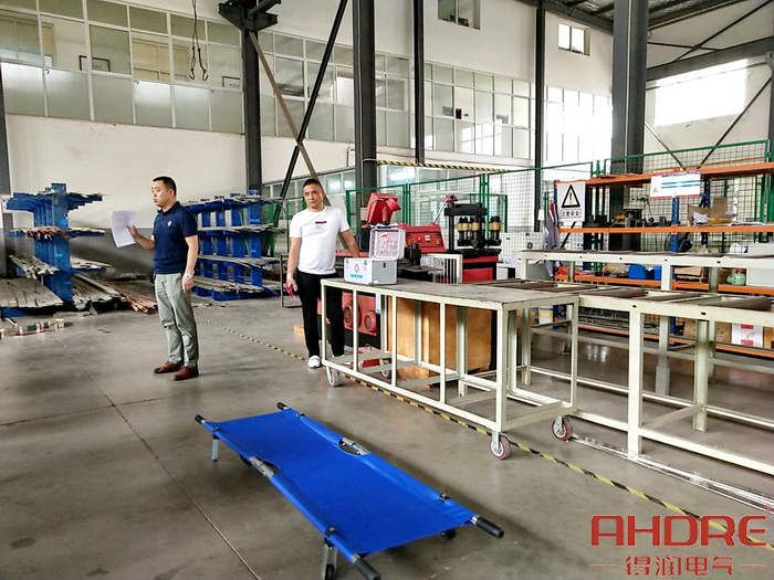 對(duì)使用救援工具的現(xiàn)場(chǎng)模擬.jpg 對(duì)使用救援工具的現(xiàn)場(chǎng)模擬.jpg