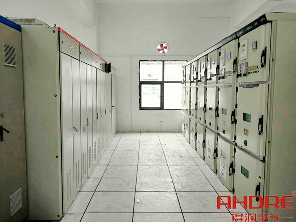 項(xiàng)目現(xiàn)場高低壓配電柜實(shí)物圖.jpg 項(xiàng)目現(xiàn)場高低壓配電柜實(shí)物圖.jpg