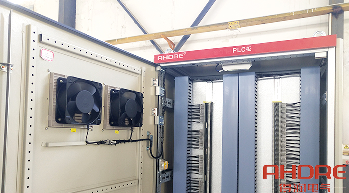 PLC控制柜后門安裝的風扇機.jpg PLC控制柜后門安裝的風扇機.jpg