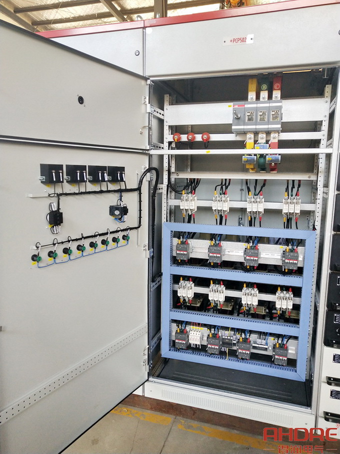 低壓無功補償柜.jpg 低壓無功補償柜.jpg