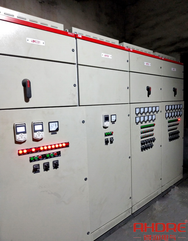 正在調(diào)試檢驗的低壓柜 正在調(diào)試檢驗的低壓柜