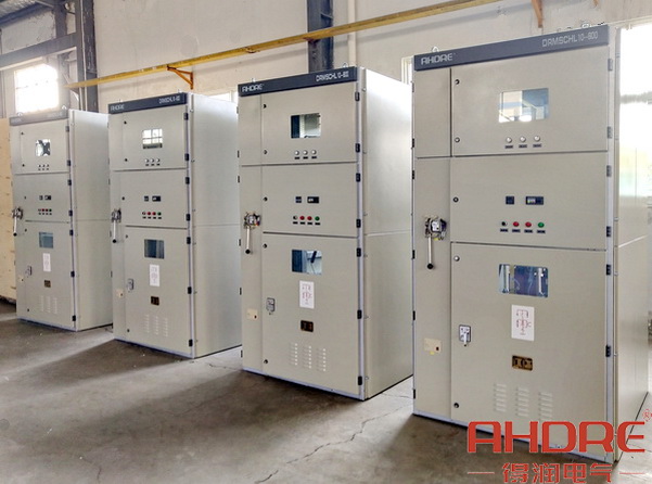 高壓無功就地補(bǔ)償裝置實物圖.jpg 高壓無功就地補(bǔ)償裝置實物圖.jpg