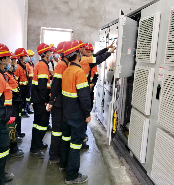 旁路柜現(xiàn)場(chǎng)指導(dǎo)培訓(xùn)圖.jpg 旁路柜現(xiàn)場(chǎng)指導(dǎo)培訓(xùn)圖.jpg