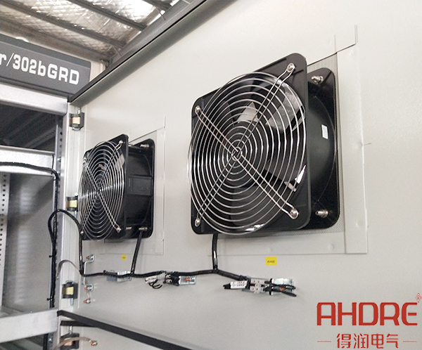 無功補償裝置背面的風(fēng)扇裝置.jpg 無功補償裝置背面的風(fēng)扇裝置.jpg